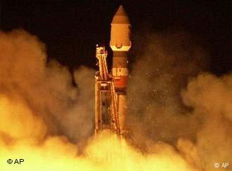 Eine Rakete – im Hintergrund sehr viel rötlicher Qualm