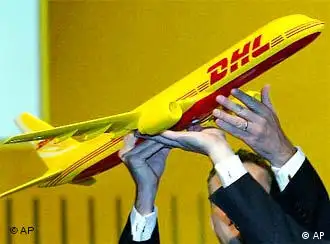 德国邮政公司大会上，高举过头的分公司敦豪速递标识的飞机模型