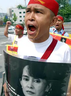 缅甸群众抗议逮捕反对派领袖、诺贝尔和平奖得主昂山素季
