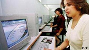 Frau im Internetcafé in Bagdad