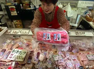 日本的一个鱼市在出售鲸鱼肉