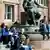 Μαθητές γύρω από το άγαλμα του Αριστοτέλη στο Φράιμπουργκ