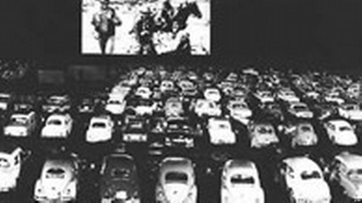 Cinemas drive-in nos EUA atraem público jovem com apelo à nostalgia e  sessões 'românticas' a céu aberto, Cinema