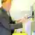 Puterea exemplului personal: Ministrul Mediului, Jürgen Trittin, în faţa unui automat pentru reciclarea ambalajelor