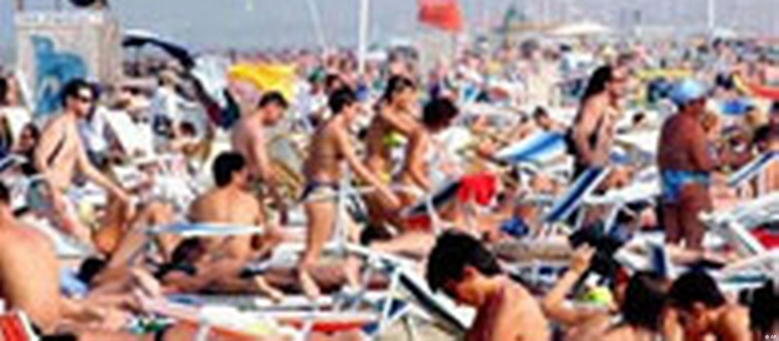 Drunk Party Naked Beach Videos - Germans Angry About Italian Beach Ban â€“ DW â€“ 07/31/2005