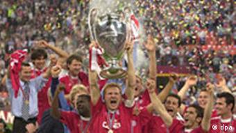 Fußball: Bayern-Team jubelt mit Europapokal Champions League 2000 Bundesligageschichte