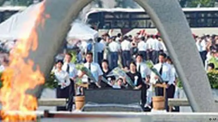 En un segundos, la bomba puede matar a cientos de miles de personas y devastar amplias zonas. A largo plazo la radiactividad también causa graves daños a la salud. En Hirosihima y Nagasaki murieron más de 200.000 personas y 130 mil quedaron heridas. Me convertí en el destructor del mundo, exclamó Oppenheimer al enterarse. Japoneses conmemoran aquí la matanza que acabó con la II Guerra Mundial.