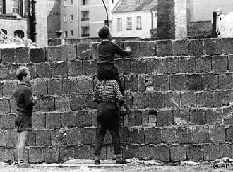 43年前的今天，柏林墙忽然间屹立