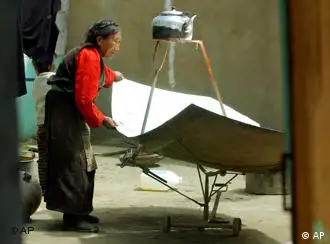 中国藏族妇女用太阳能烧水