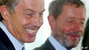 Tony Blair und David Blunkett vor der Presse
