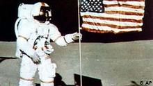 آرمسترانگ با پرچم آمریکا بر روی ماه