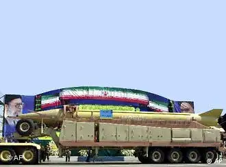伊朗阅兵式上展出的沙哈卜3型中程导弹。该型导弹射程可达1280公里。