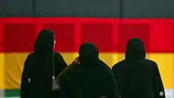 Deutsche Flagge und verschleierte Frauen