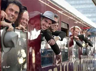 “伯尔尼奇迹”的演员们乘坐当年德国国家队从伯尔尼返回德国时乘坐的车厢来到埃森参加首映式